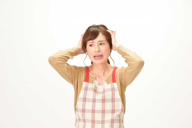 頭を抱える女性の写真
